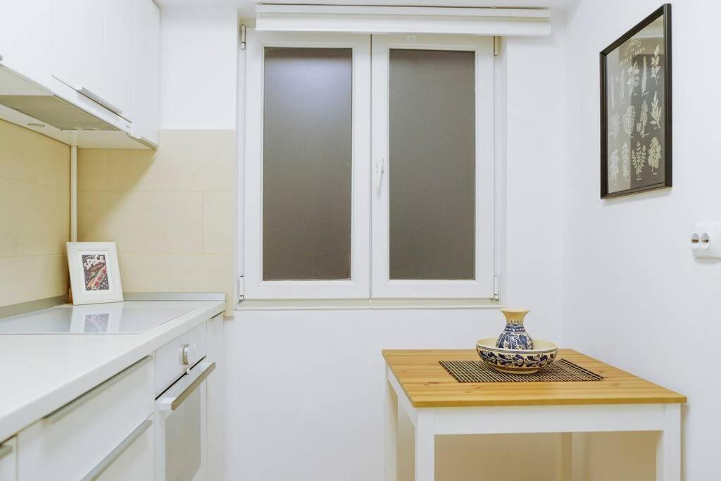 בוקרשט Elegant Vibes Apartment Next To Obor Market מראה חיצוני תמונה