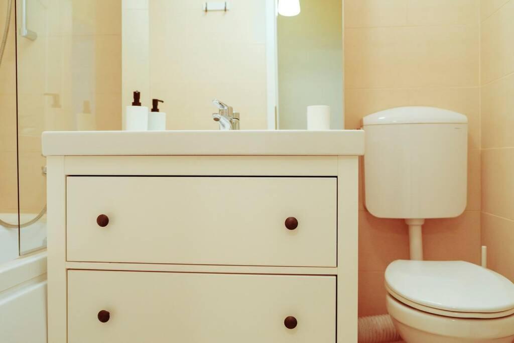 בוקרשט Elegant Vibes Apartment Next To Obor Market מראה חיצוני תמונה