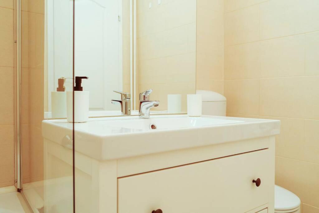 בוקרשט Elegant Vibes Apartment Next To Obor Market מראה חיצוני תמונה